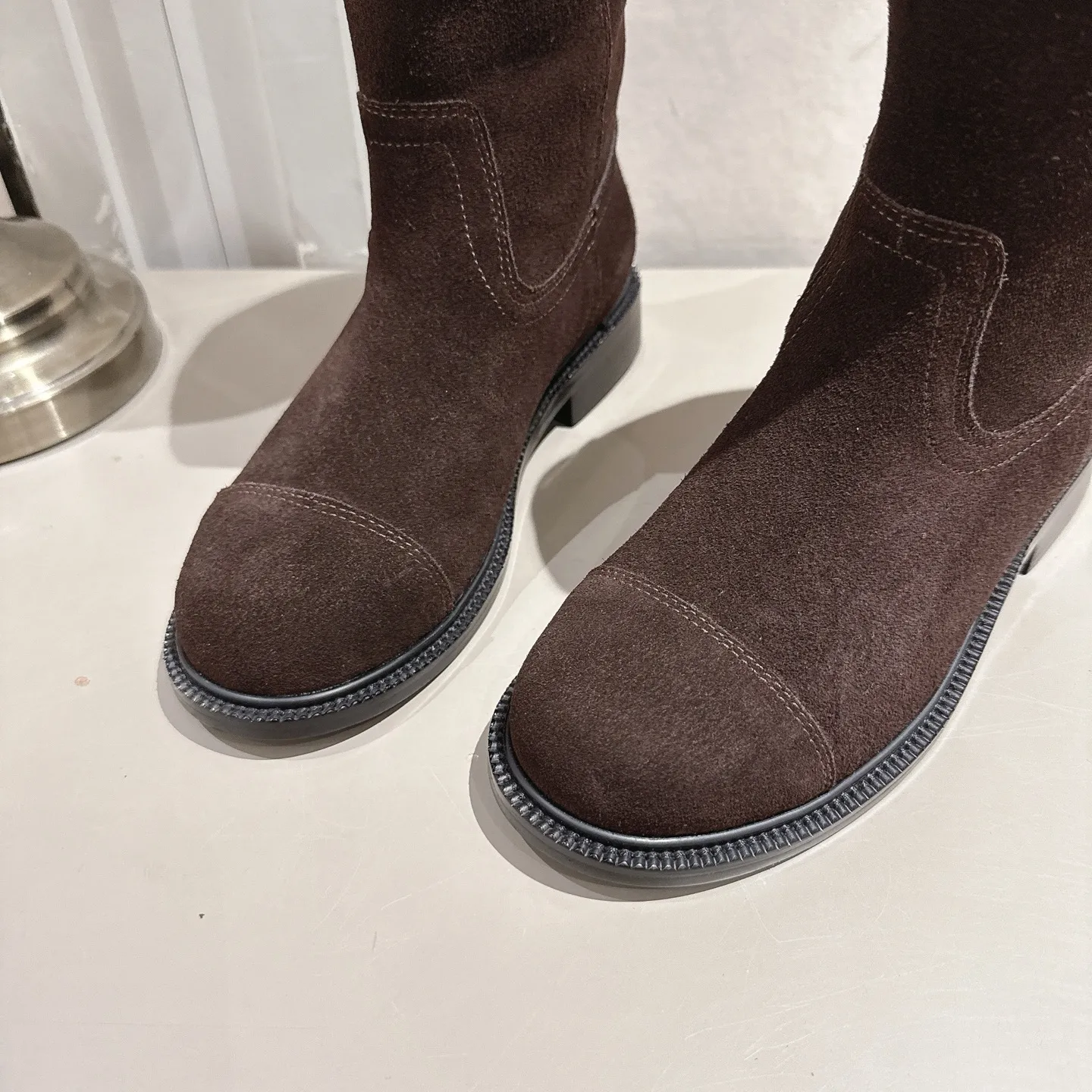 👟👟Ex-factory price 540👟👟 (Top version) CHANEL Chanel* Xiaoxiang new autumn and winter letter knight boots. This knight boot is really a representative of handsome fashion. The boots are decorated with Chanel letters, low-key yet luxurious! Simple, fashionable, individual and grand! The natural and smooth beauty has a beauty that is stunning in time. You should also show off your long legs in winter ~ Upper: imported calfskin Lining: water-dyed cowhide lining Heel height: about 3cm Size: 35-39 (40, 41 customization is not returnable)
